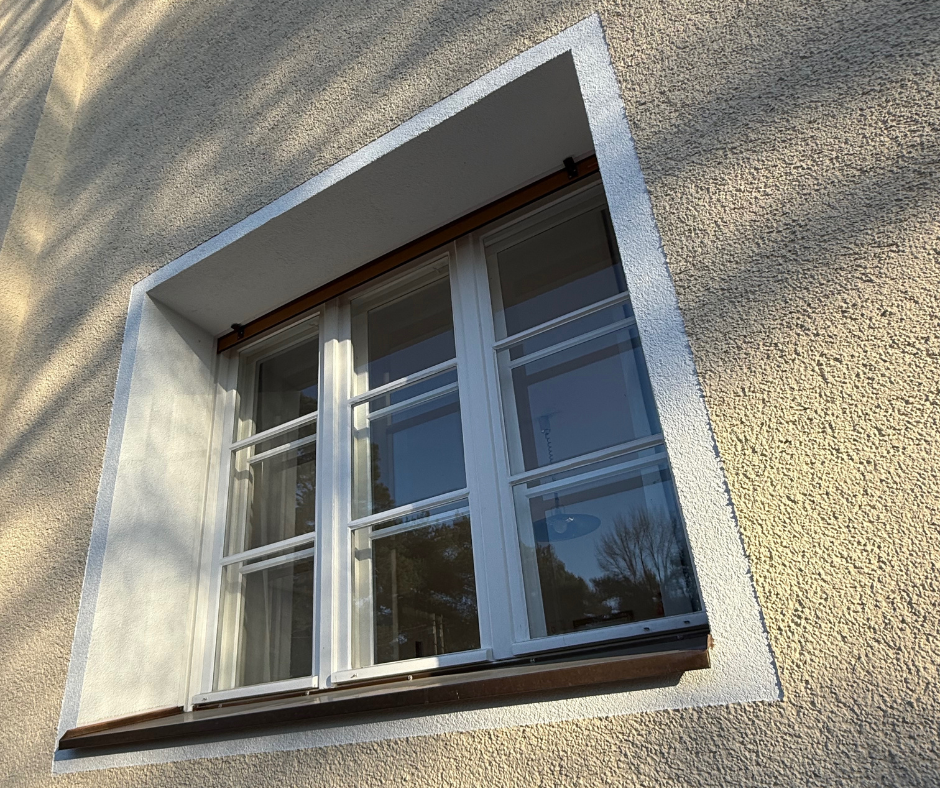 Fertig sanierte Holzfenster mit neuer Lackierung nach der Fenstersanierung