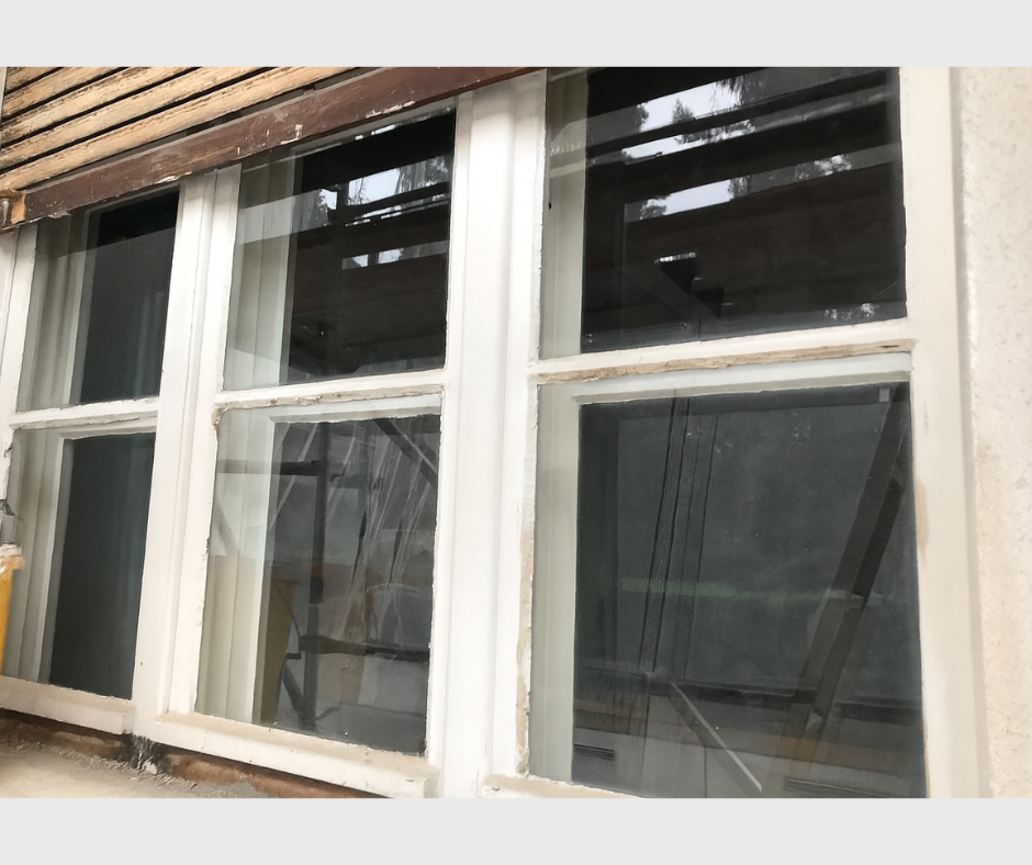 Fensterrahmen vor der Sanierung mit alter Lackierung und Gebrauchsspuren