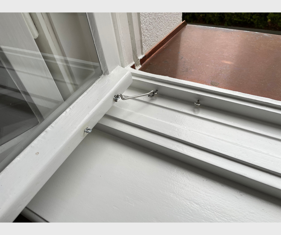 Holzfenster nach abgeschlossener Sanierung und Lackierung