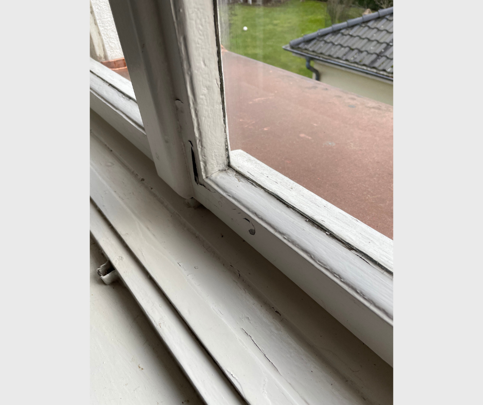 Unsanierte Holzfenster vor der Fenstersanierung