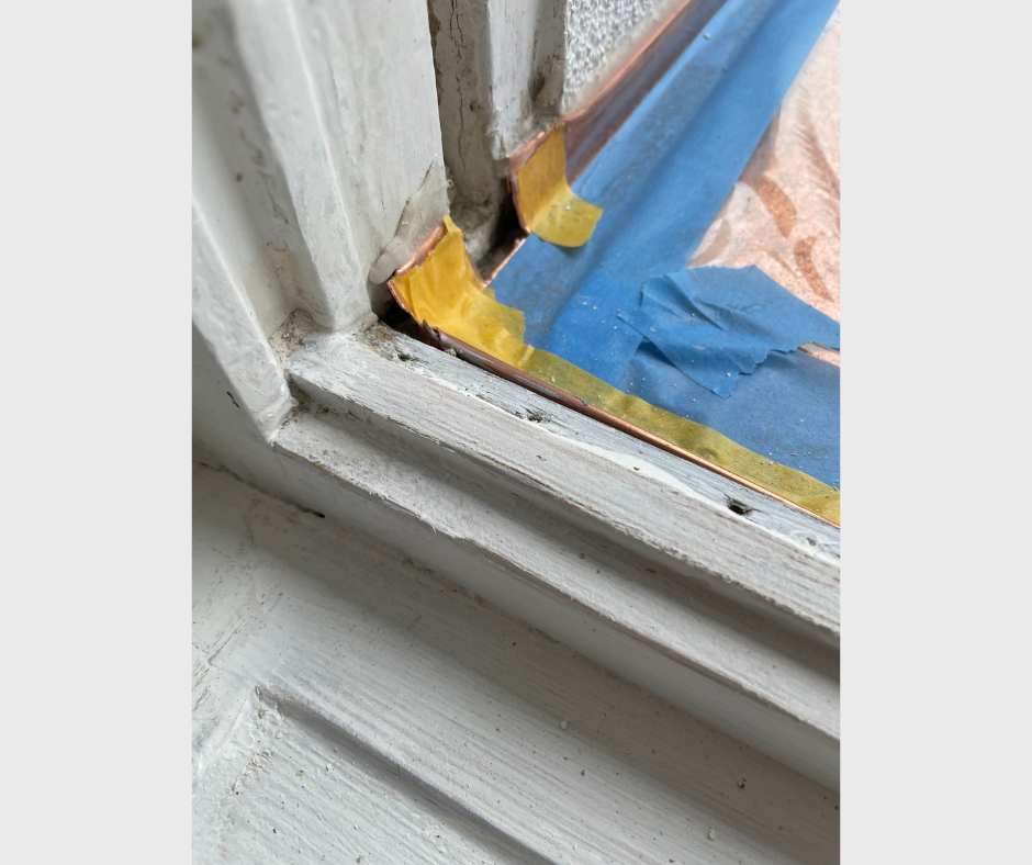 Fenster während der Sanierungsarbeiten mit vorbereiteten Holzflächen