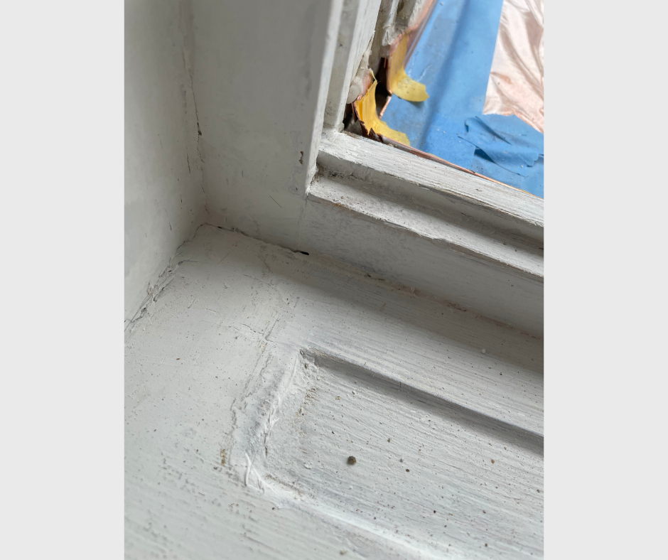 Geschliffene Fensterrahmen während der Fenstersanierung