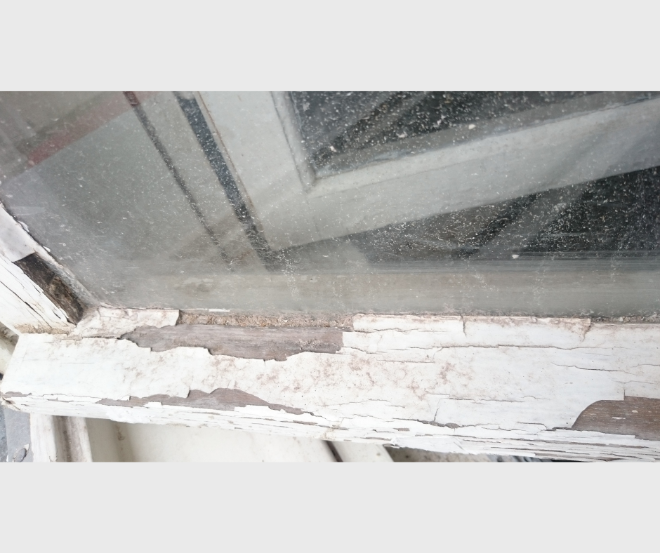 Holzfenster vor Beginn der Fenstersanierung mit sichtbaren Abnutzungsspuren