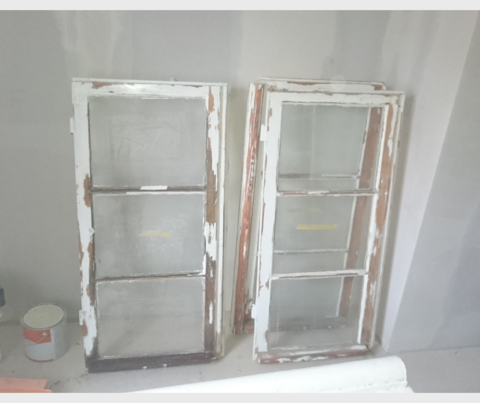 Fenster während der Sanierungsarbeiten mit vorbereiteten Holzflächen