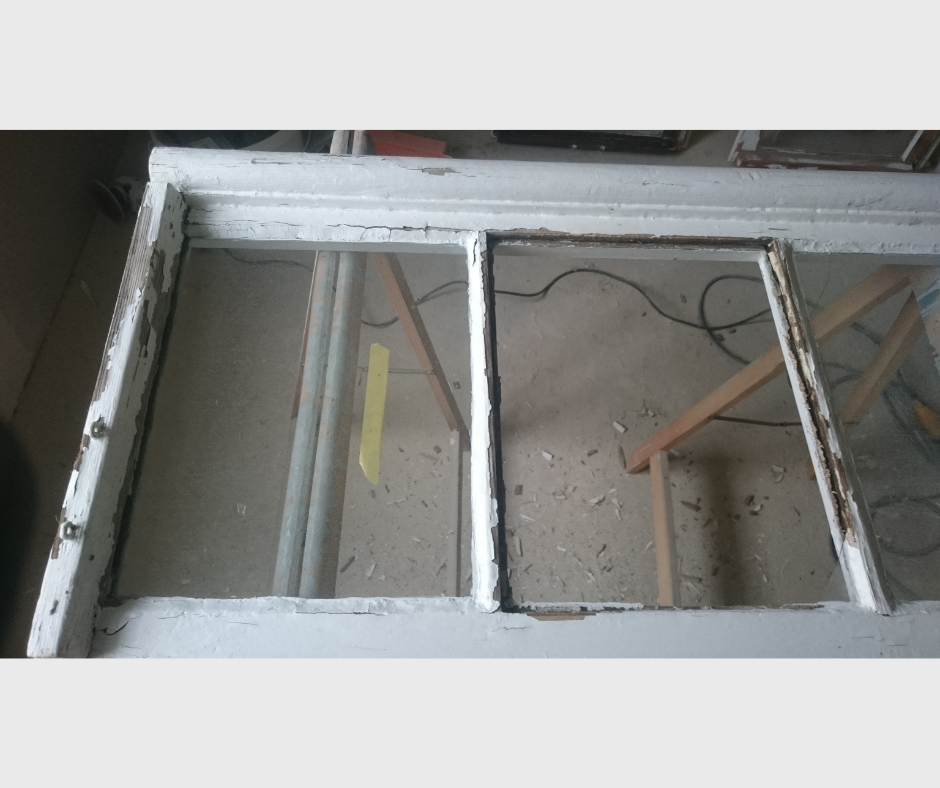 Holzfenster vor Beginn der Fenstersanierung mit sichtbaren Gebrauchsspuren