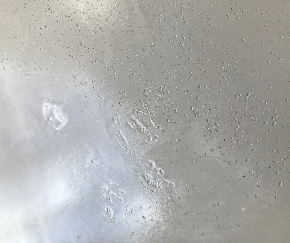 Raum mit Sichtestrich in Betonplatten-Optik, klar strukturiert und hochwertig im Raum Berlin