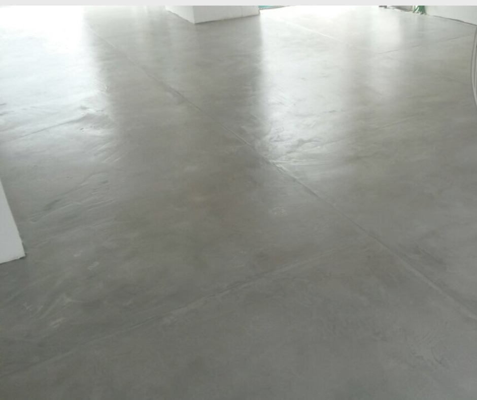 Nahaufnahme der strukturierten Sichtestrichfläche in Betonplatten-Optik im Raum Berlin