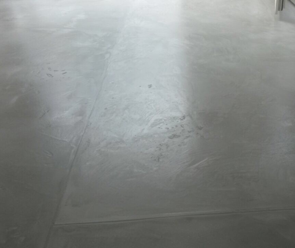 Bodenfläche mit Sichtestrich in Betonplatten-Optik im Raum Berlin