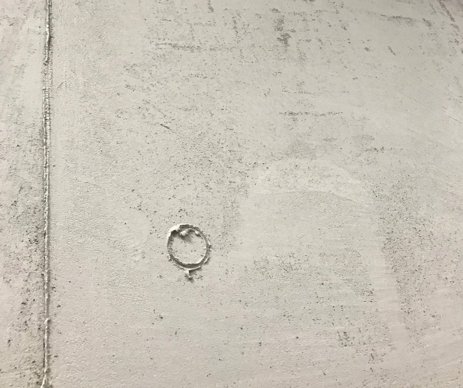 Nahaufnahme der strukturierten Wandoberfläche im Salon mit dekorativer Gestaltung im Raum Berlin