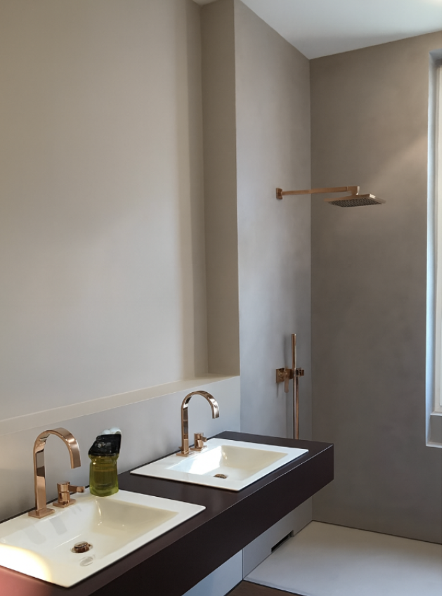 Fugenlose Dusche mit Microcement-Oberfläche nach der Ausführung in Berlin