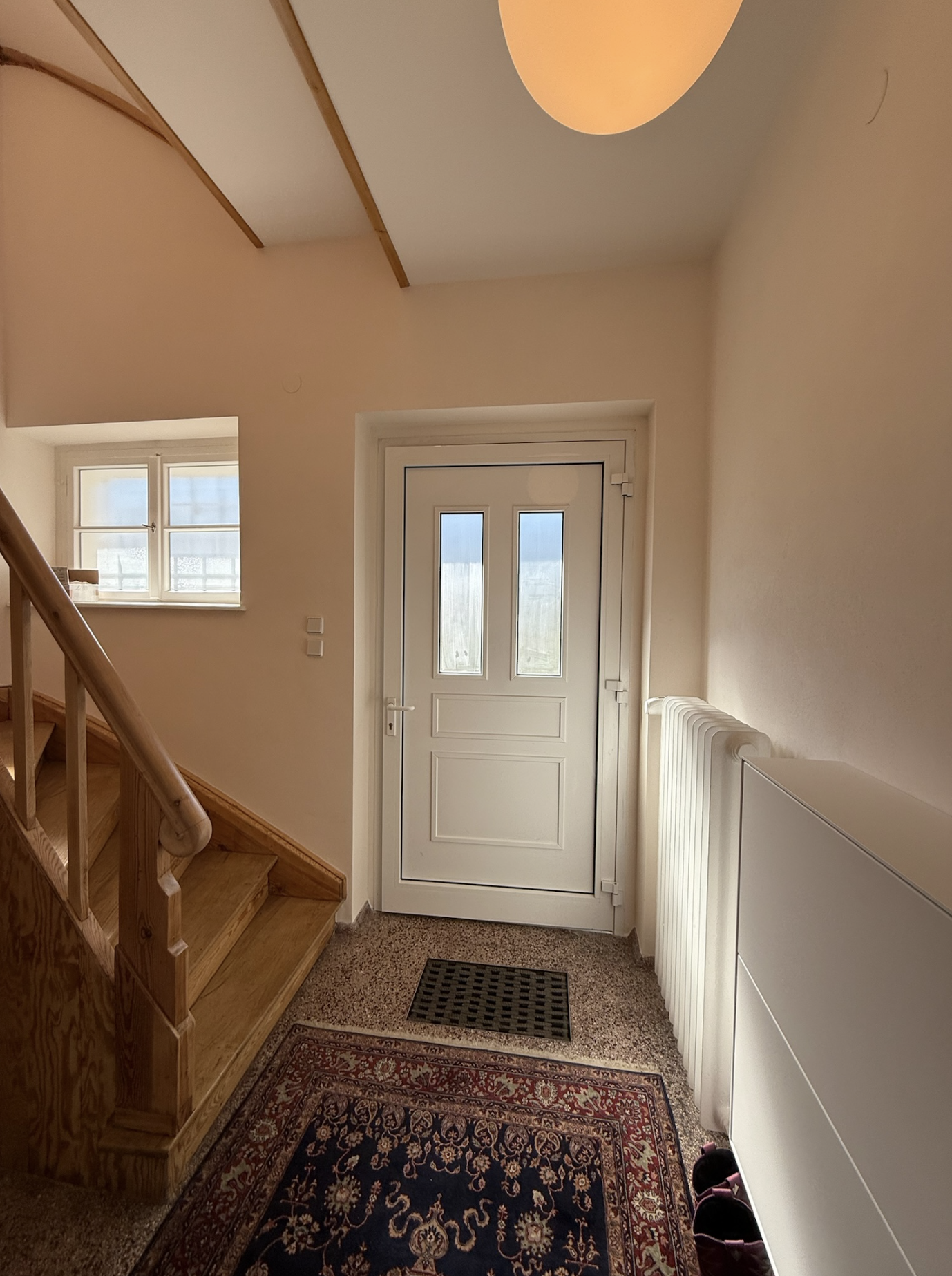 Wandfläche mit Marmorin Naturweiß-Feinputz und strukturierter Oberfläche im Innenraum in Berlin und Umgebung