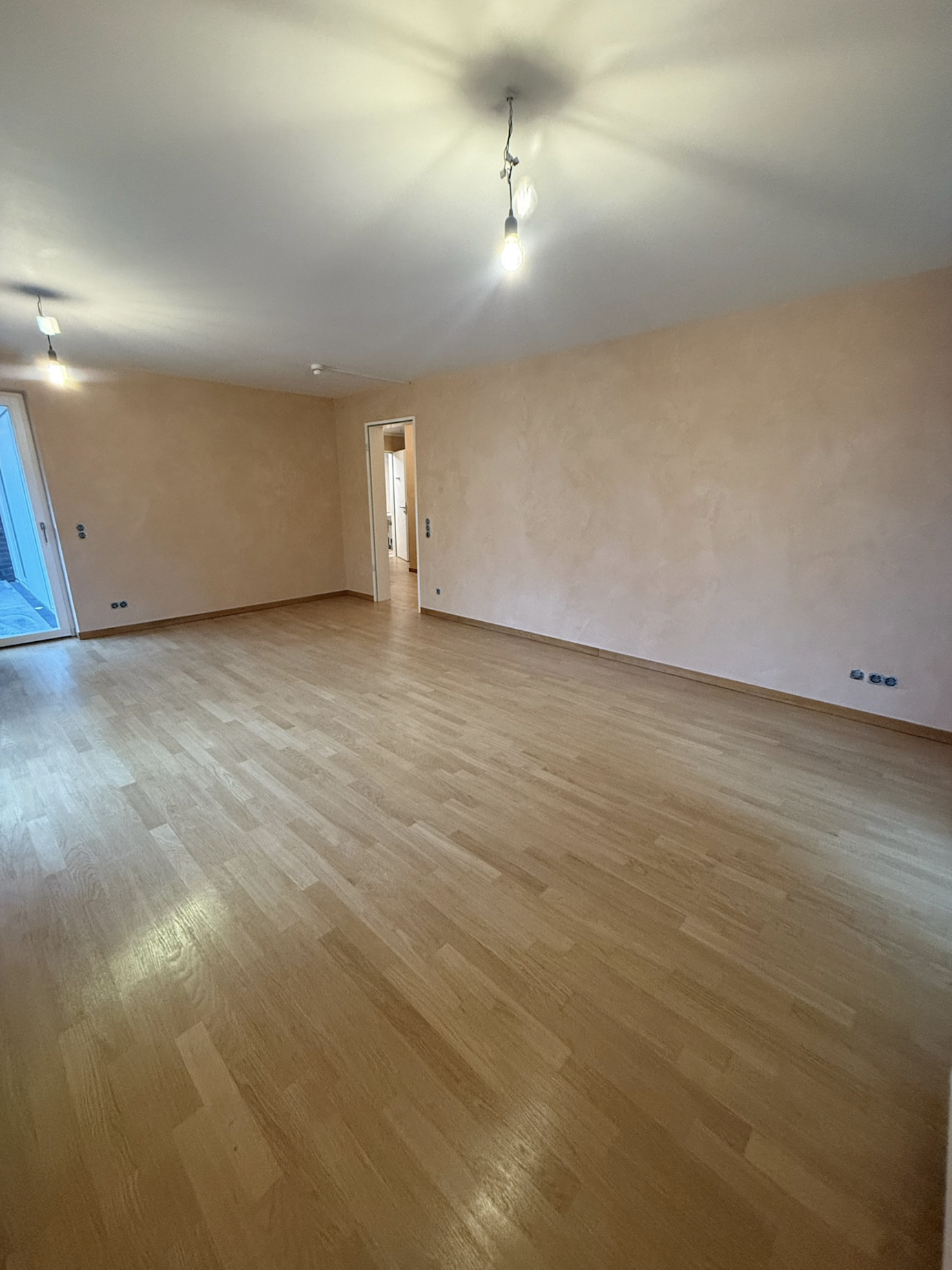 Innenraum mit harmonisch verarbeiteter Kalkglätte an der Wand in Bremen