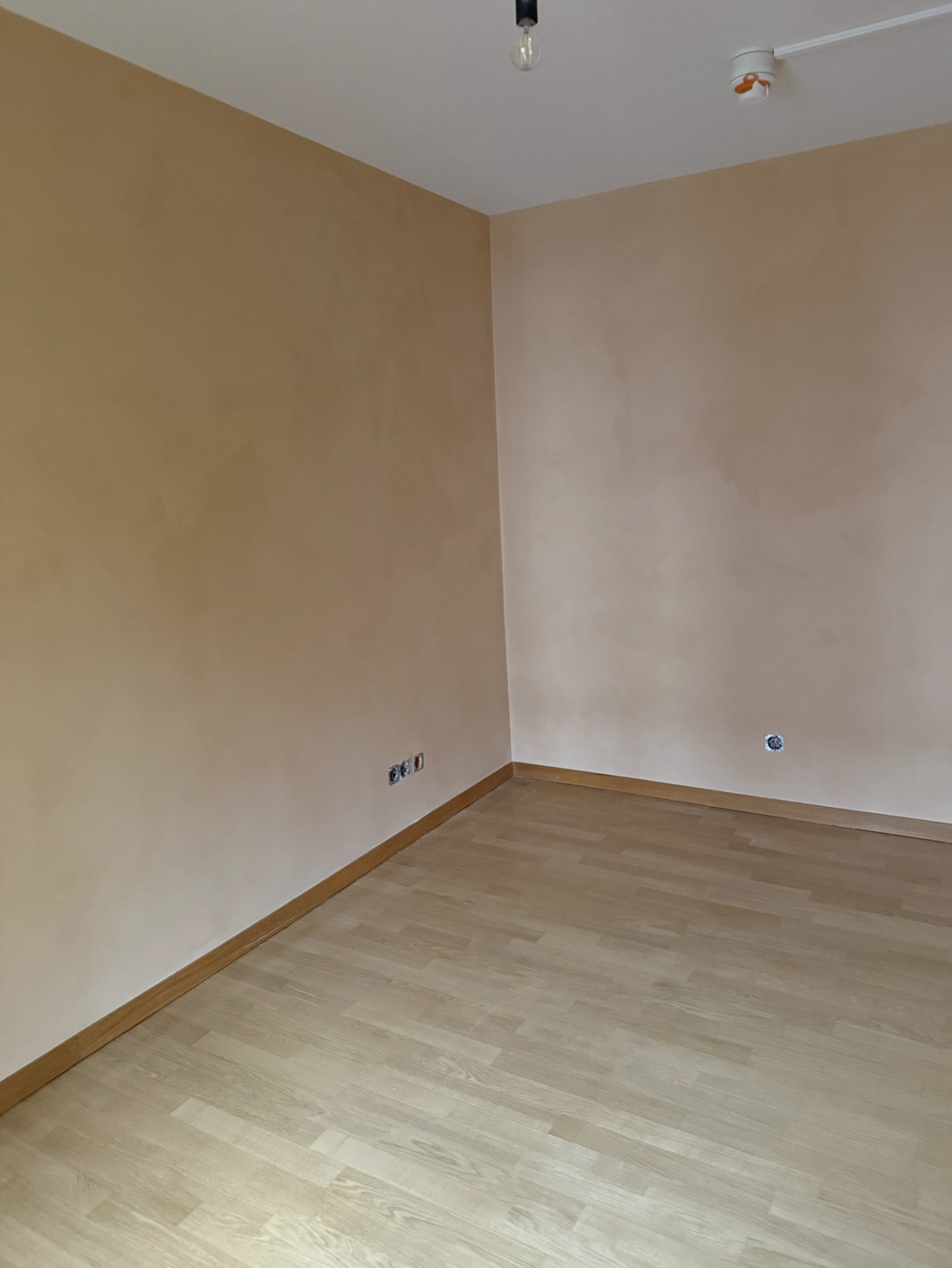 Glatt verarbeitete Kalkglätte an einer Wandfläche im Wohnraum in Bremen