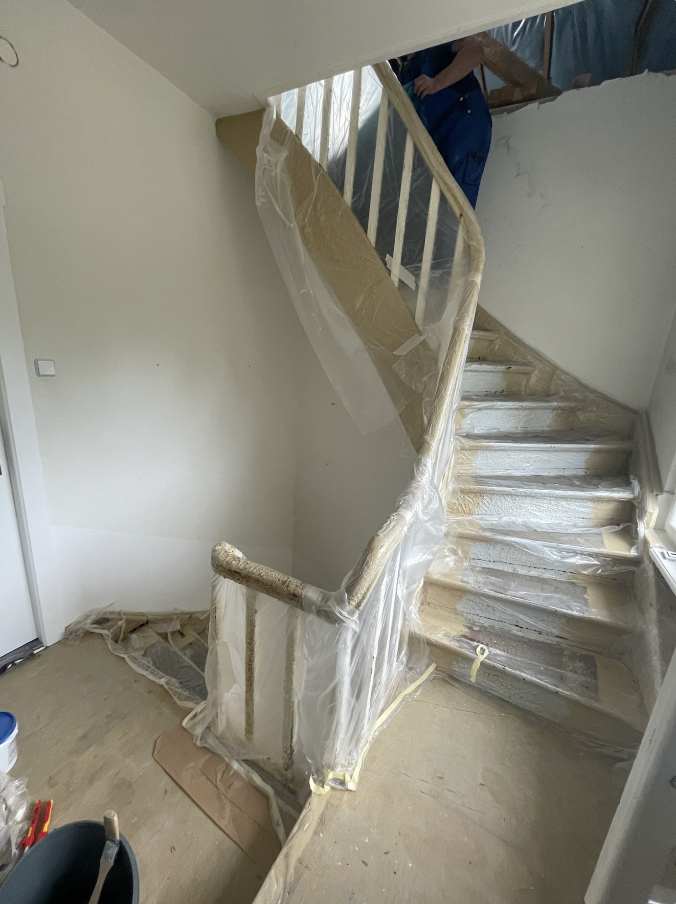 Treppenhaus mit aufgearbeiteter Holzoberfläche nach Entfernen alter Lackschichten in Zernsdorf im Raum Berlin