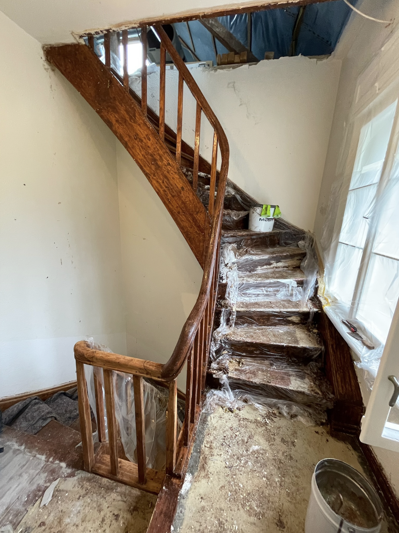 Detail der Holztreppe mit seidenmatter Versiegelung im Treppenhaus in Zernsdorf