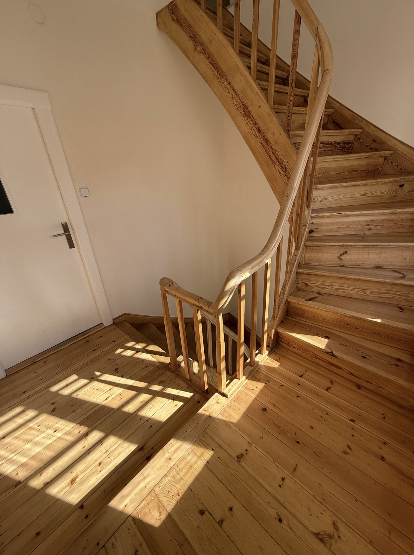Sanierte Holzverkleidung im Treppenhaus mit klarer, harmonischer Anmutung