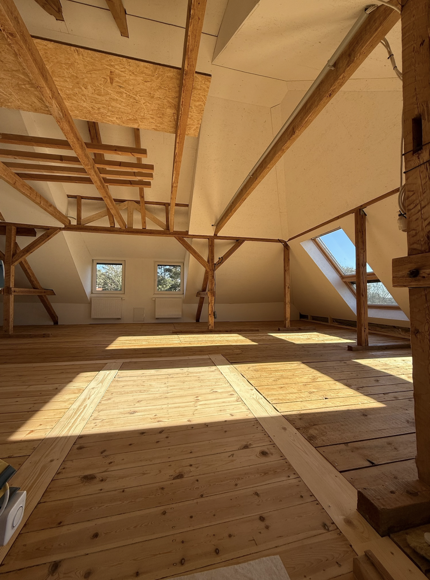 Geschliffener und versiegelter Holzboden im Dachboden nach Holzaufwertung