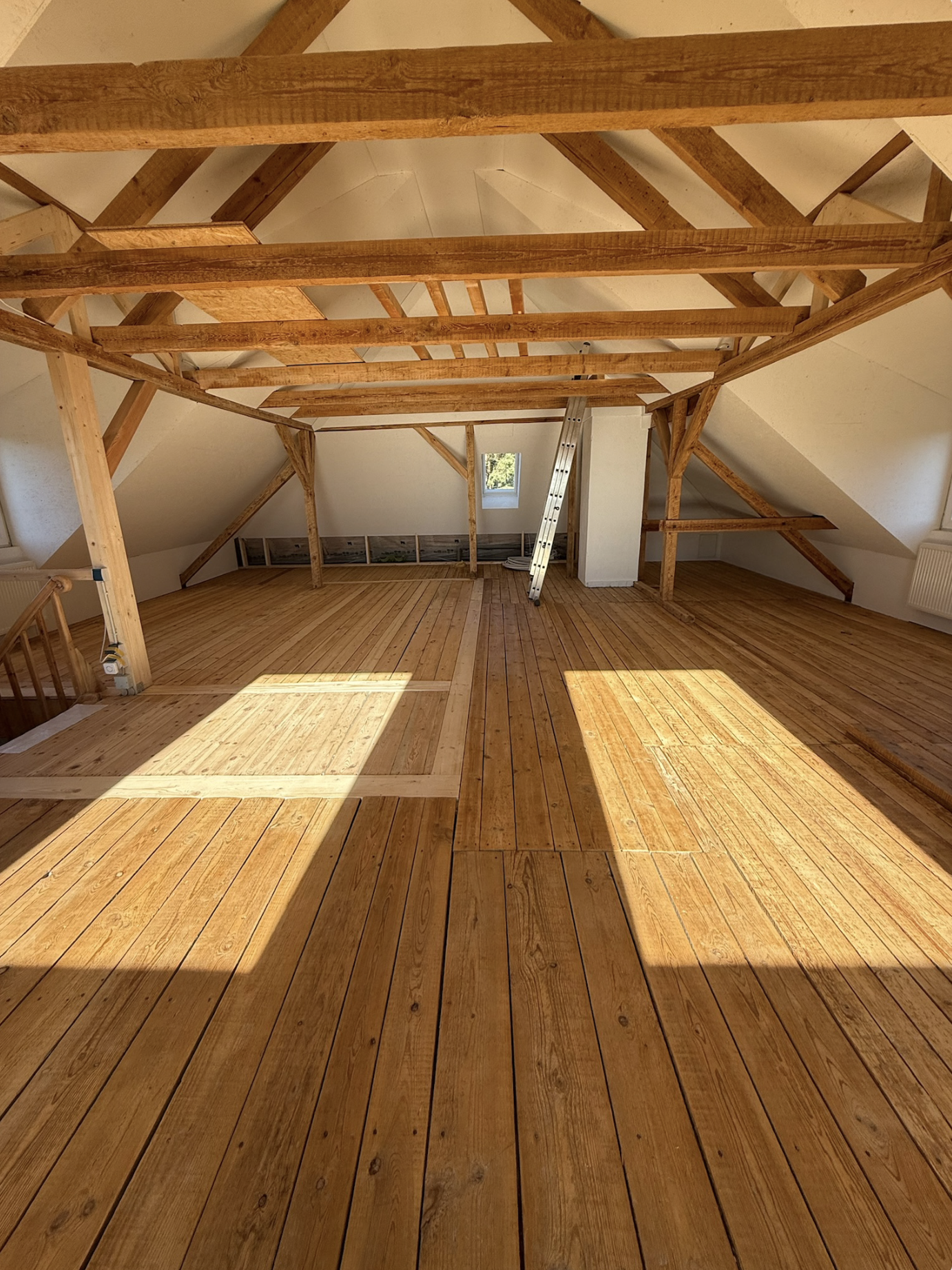 Helle OSB-Dachschräge mit weißer Beschichtung im Dachbodenprojekt