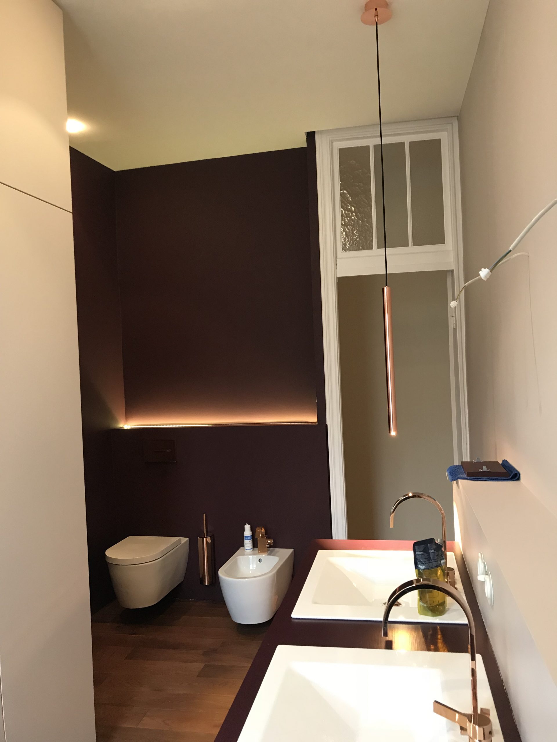 Badezimmerwand mit Q4-Oberfläche und abgestimmter Farbgestaltung nach der Ausführung in Berlin