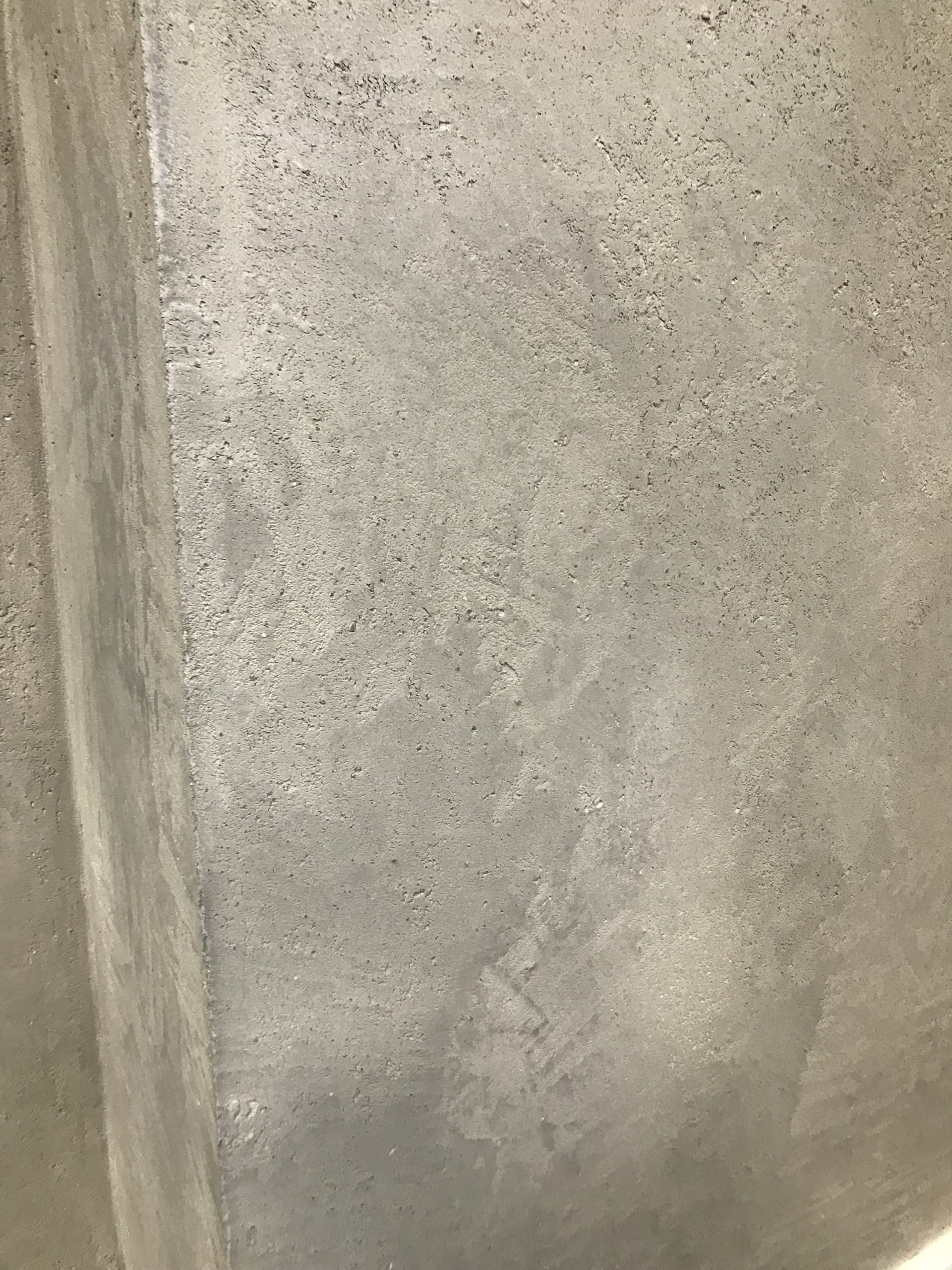 Nahaufnahme der offenporigen Struktur des italienischen Kalkputzes