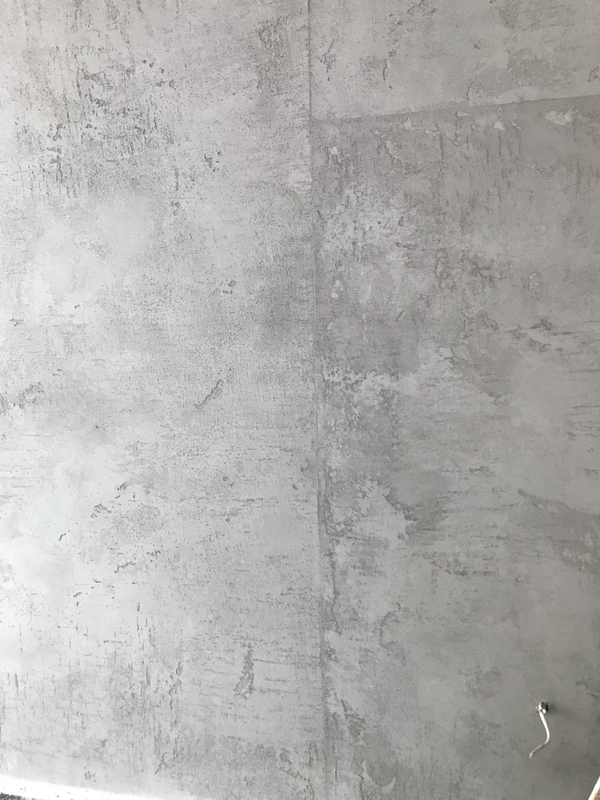 Wandfläche mit Marmorin-Feinputz und strukturierter Oberfläche im Wohnraum